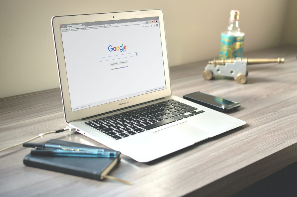 agentie it- smartphone and macbook